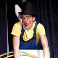 Clown mit Hut und Bowlingkegel