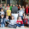 Schülerinnen und Schüler präsentieren Papierausstellung
