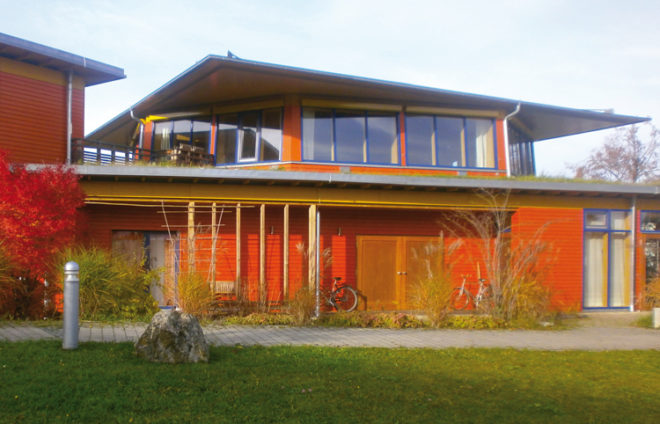 Ein rotes, modernes Haus