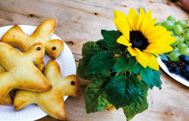 Gebäck und Sonnenblume auf dem Tisch