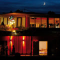 Eukitea-Gebäude von außen in der Nacht