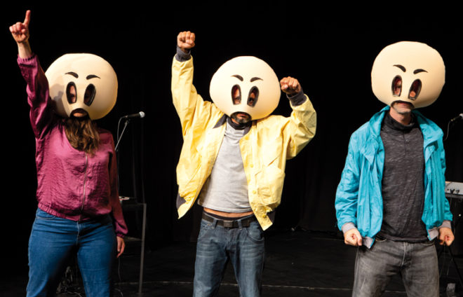 Schauspieler mit Emoji-Köpfen