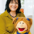 Frau mit Handpuppe