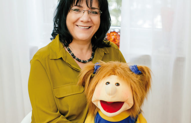Frau mit Handpuppe