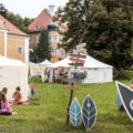 Schloss Blumenthal mit Festivalbesuchern