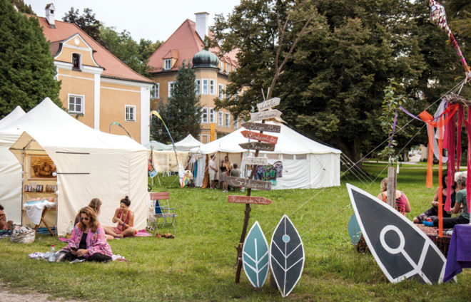 Schloss Blumenthal mit Festivalbesuchern