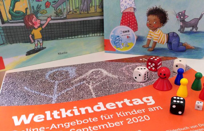 Kinderbücher, Spielfiguren und Flyer zum Weltkindertag