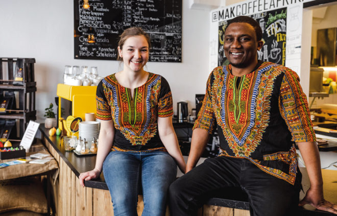 Die Besitzer von MAK Coffee auf den Tresen sitzend