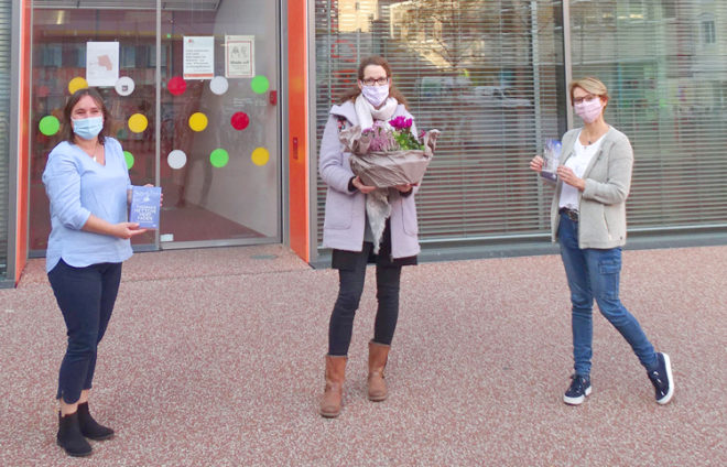 Martina Wild und Tanja Erdmenger begrüßen fünfmillionste Büchereibesucherin