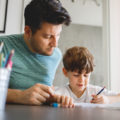 Vater hilft Sohn bei den Hausaufgaben