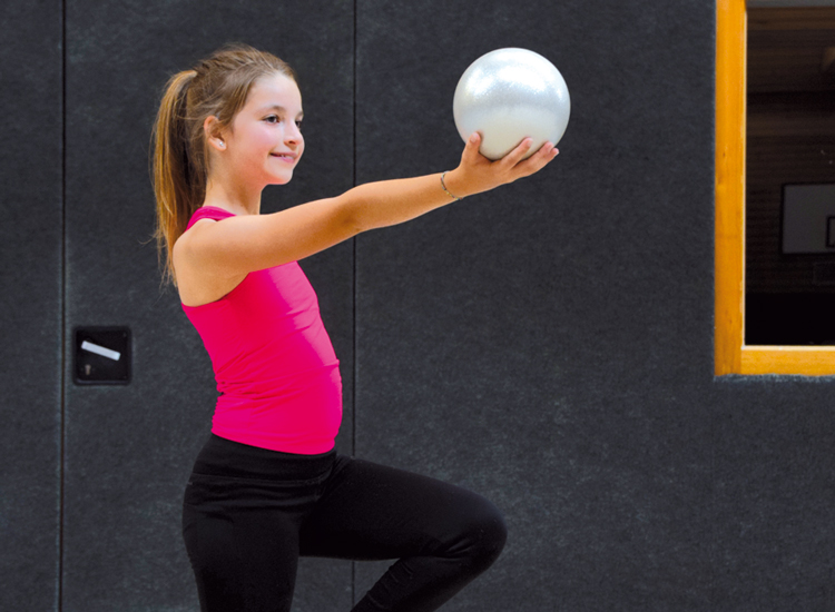 Ein Mädchen mit ihrem weißen Ball