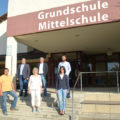Lehrer und Jugendfürsorger vor Weldener Schule