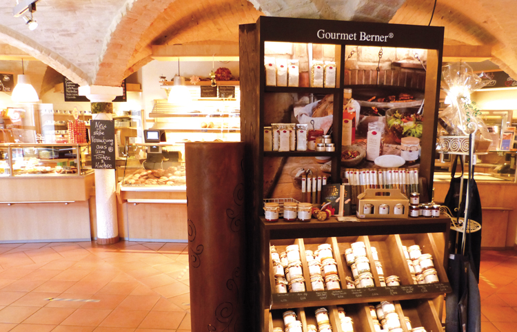 Bistro im Gewölbe mit einem Lebensmittelregal