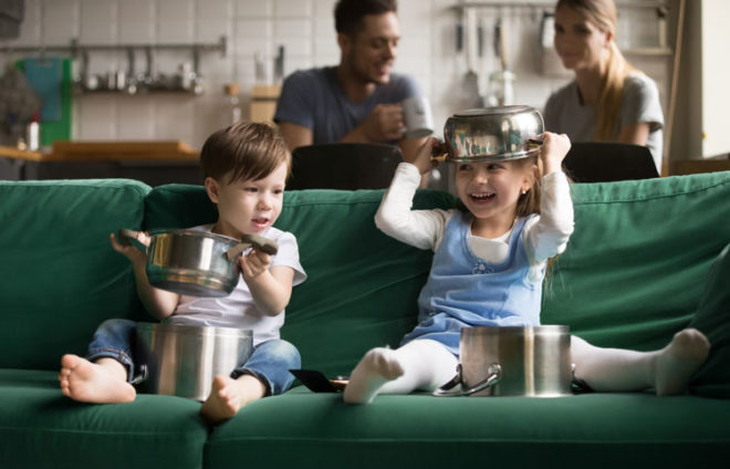 Kinder spielen mit Töpfen