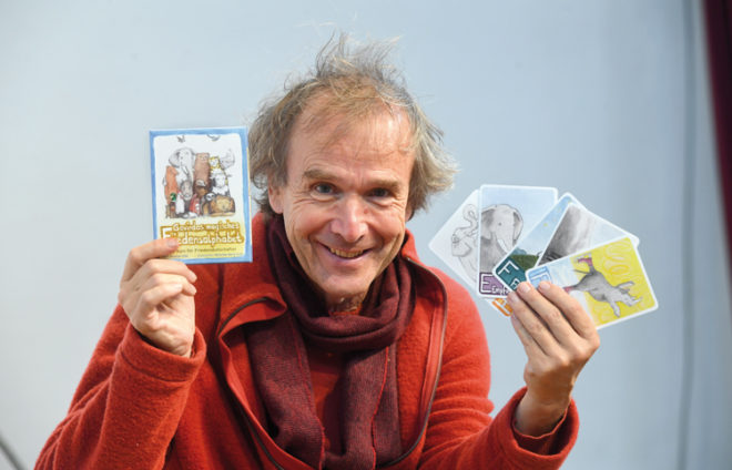 Stephan Eckl mit seinen Friedenskarten