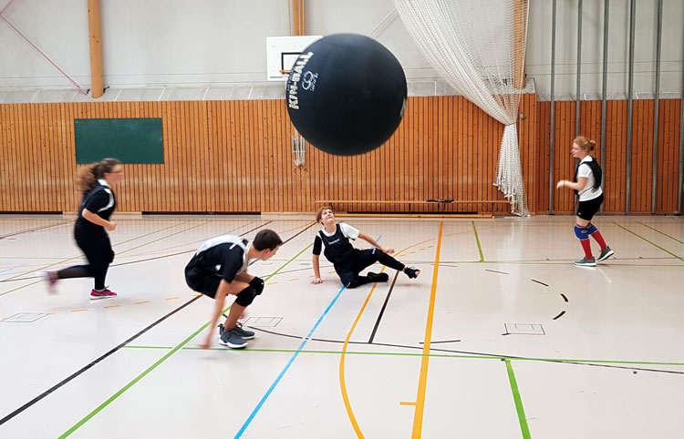 Kin-Ball in einer Sporthalle