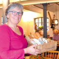 Frau Edith Neidlinger in ihrem Café und Bioladen