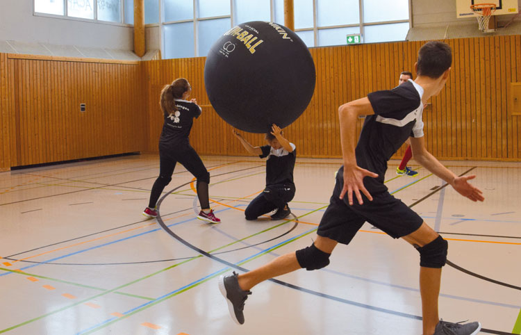 Mehrere Mitspieler mit ihrem Kin-Ball