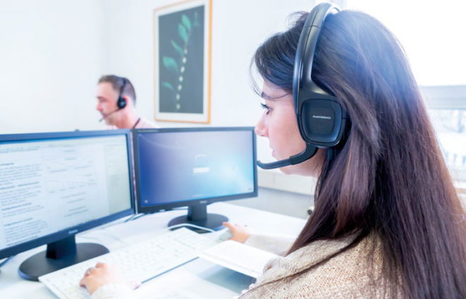 Frau mit Headset am Computer