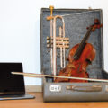 Konzertkoffer mit Geige und Laptop