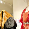 Zwei zeitgenössische Kleidungsstücke aus einem Augsburger Museum