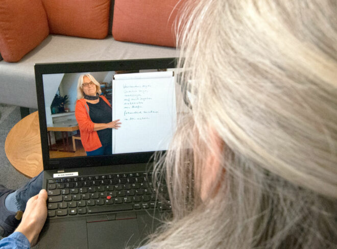 frau laptop