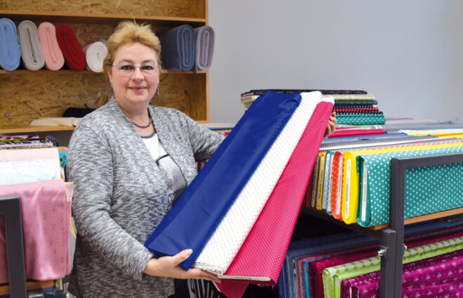 Nicole Müller mit ihren Stoffbahnen in der Stoffecke, Augsburg