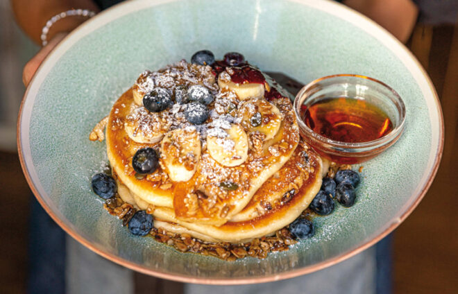 Pancakes mit Blaubeeren und Sirup