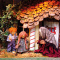 Hänsel und Gretel mit der Hexe - Holzfigurendarstellung von Ullrich Styra