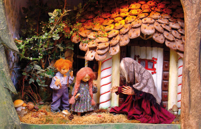 Hänsel und Gretel mit der Hexe - Holzfigurendarstellung von Ullrich Styra