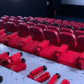 Kinosaal mit Sesseln, teils auseinandergenommen