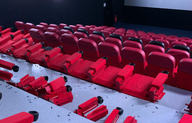 Kinosaal mit Sesseln, teils auseinandergenommen