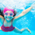 Kind unter Wasser mit Taucherbrille