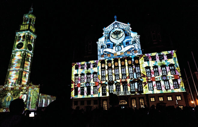 Augsburger Gebäude in Lichtkunst bestrahlt