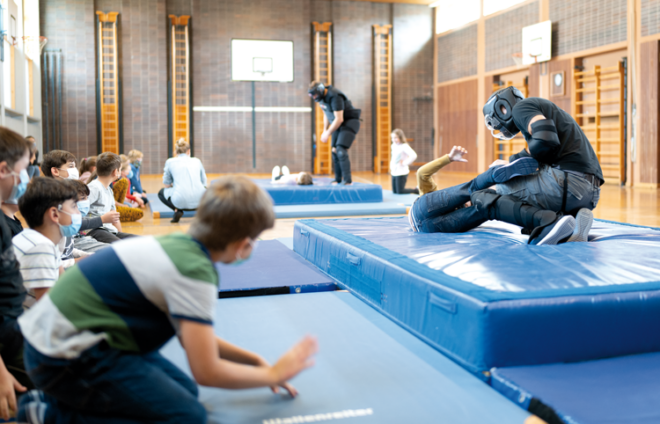 Teilnehmer:innen in einer Sporthalle