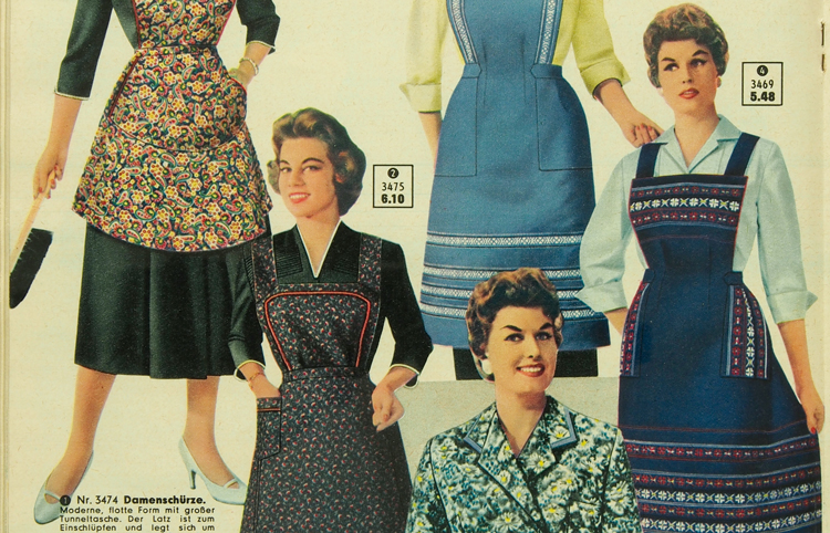 Katalog-Seite von 1957 mit Frauen in Schürzen