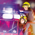 Zwei Feuerwehrfrauen im Feuerwehrwagen