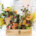 Augsburger Genusskiste mit Blumen und Köstlichkeiten