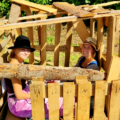Zwei junge Frauen in einem Holzbau