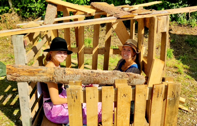 Zwei junge Frauen in einem Holzbau