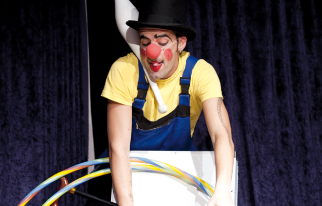 Clown Fabio trägt viele Sachen gleichzeitig