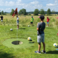 Kinder am Fußballgolfen