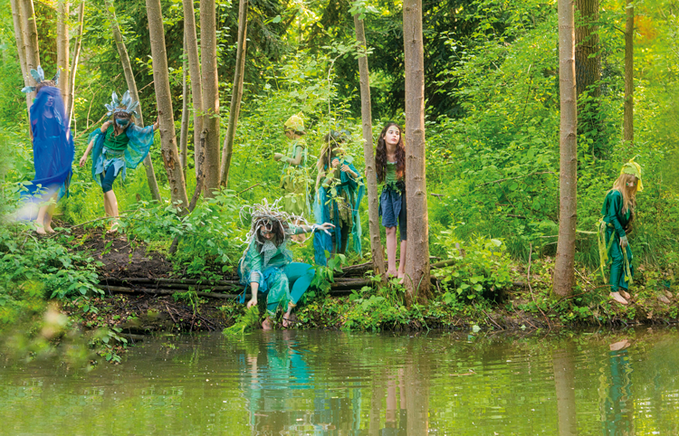 Kinder als Elfen verkleidet am Waldsee