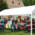 Zelt mit Menschen am Museum Oberschönenfeld