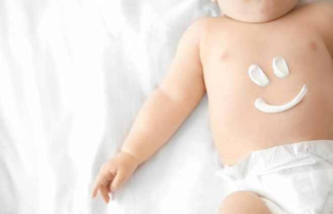 Babybauch mit Smiley aus Creme