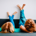 Kinder liegen auf dem Sofa