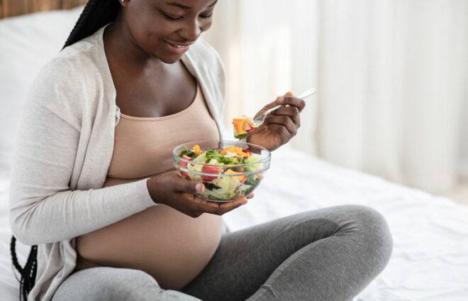 Schwangere Frau mit Salat