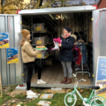 Zwei Frauen am Tauschcontainer