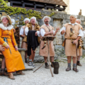 Mittelalterliche Musiker und ein Pärchen