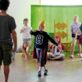 Junge als König verkleidet in einem Theater-Workshop